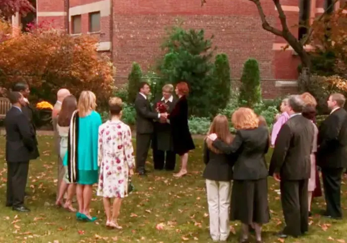 Escena de la boda de los personajes de Sexo en Nueva York Miranda y Steve en Jefferson Market Garden en Manhattan- Captura de pantalla de la serie de HBO para efectos de informar apelando al Fair Use.