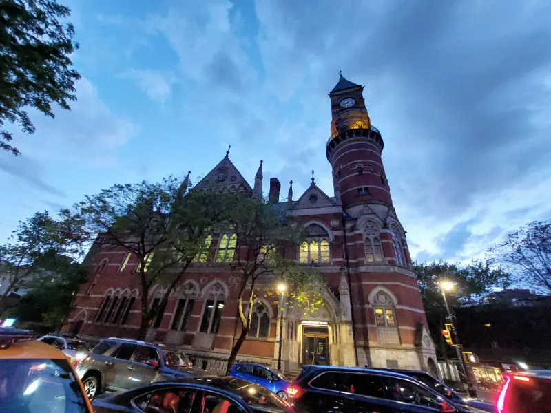 Edificio de la Jefferson Market Library al atardecer en el Village, afuera se ve el tráfico automotor típico del lugar- Foto de Andrea Hoare Madrid