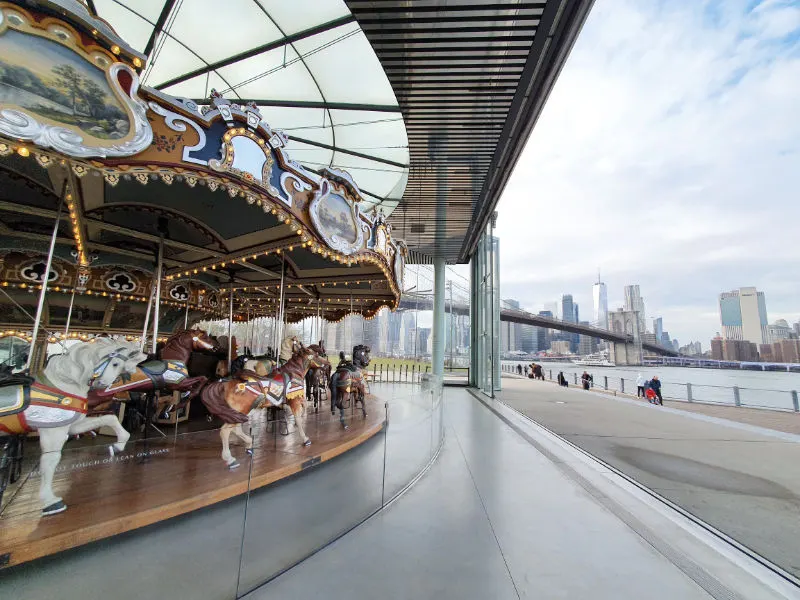 Janes Carrusel junto al Puente de Brooklyn en el parque Brooklyn Bridge - Foto de Andrea Hoare Madrid