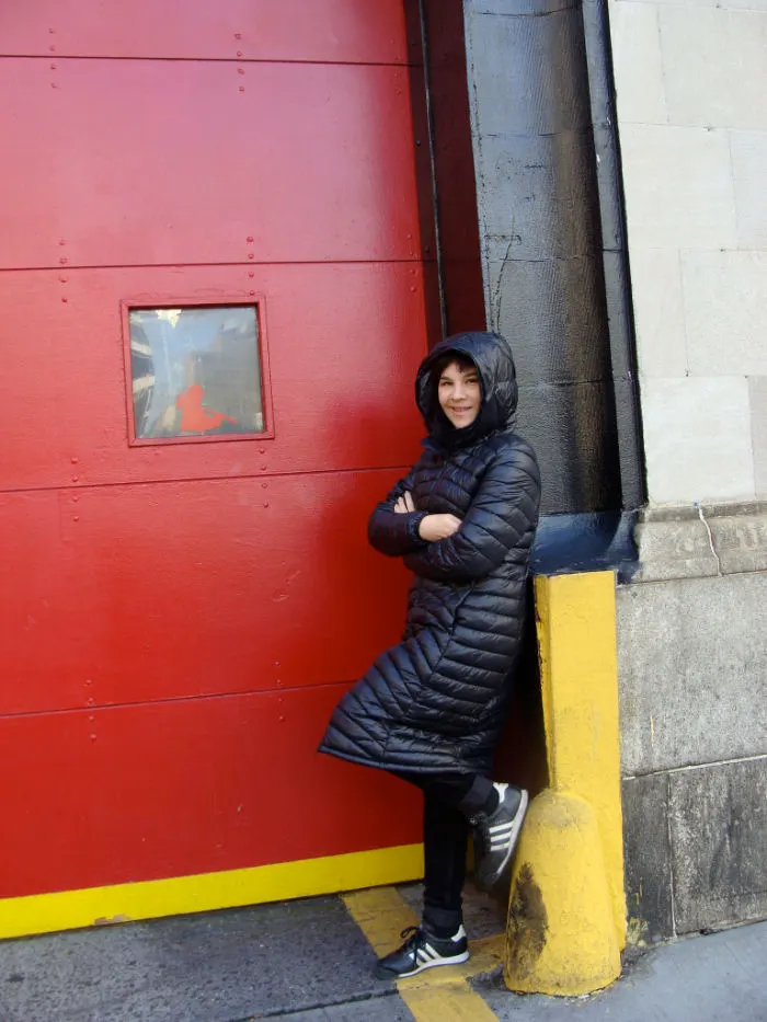 Andrea Hoare en 2011 posando junto a la puerta de la Estación de Bomberos Hook & Ladder 8 en Tribeca, imagen usada en la película Los Caza Fantasmas como el cuartel de los Ghostbusters. Foto de Marina Madrid