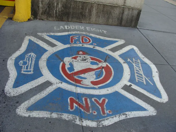 Logo del Cuartel Hook & Ladder 8 en la acera frente a la Estación de Bomberos. En el Centro incoporaron el logo de los Cazafantasmas. Foto de Andrea Hoare Madrid