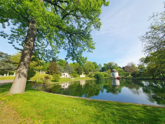 Pequeña laguna dentro del cementerio histórico GreenWood en Brooklyn, Nueva York - Foto de Andrea Hoare Madrid