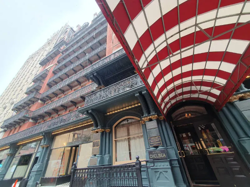 Puerta de acceso al Lobby del Hotel Chelsea en Nueva York. Imagen en contrapicado tomada un día de lluvia. Foto de Andrea Hoare Madrid