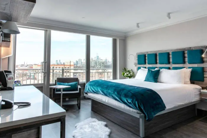 Amplia habitación con vistas a Nueva York del Hotel Le Bleu en Park Slope Brooklyn. Foto de Booking