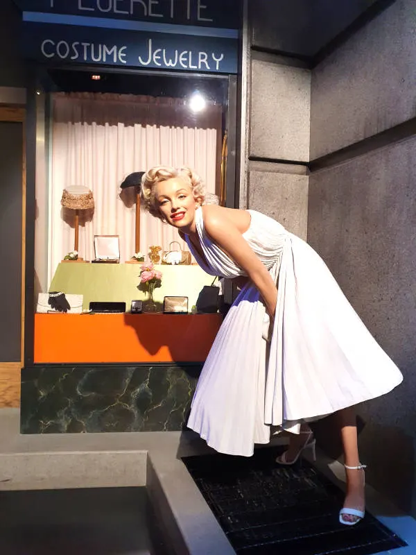Figura de Cera de Marilyn Monroe recreando la escena de la Comezón del Séptimo Año (1955) en la que se le levanta el vestido al estar parada en una rejilla de vetilación del metro en el Midtown East de Manhattan - Esta una de las películas filmadas en Nueva York que les recomiendo. Foto de Andrea Hoare Madrid