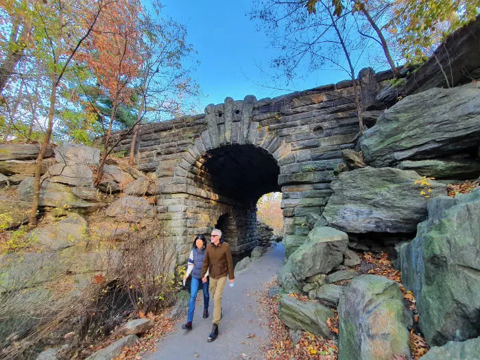 Personas saliendo del arco de piedra de Central Park en The Ramble (Glen Span Arch) - Foto de Andrea Hoare Madrid