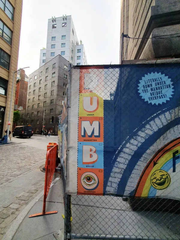 Letrero bajo el Puente de Manhattan explicando el origen del nombre del barrio DUMBO: Down Under the Manhattan Bridge Overpass. Foto de Andrea Hoare Madrid
