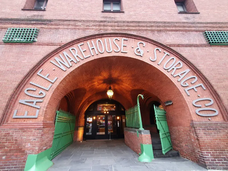 Entrada a un típico almacén industrial de DUMBO hoy reconvertido en edificio de oficinas y lofts de lujo. La entrada es un gran arco, y sobre él se lee el nombre del edificio: Eagle Warehouse & Storage Co. Foto de Andrea Hoare Madrid
