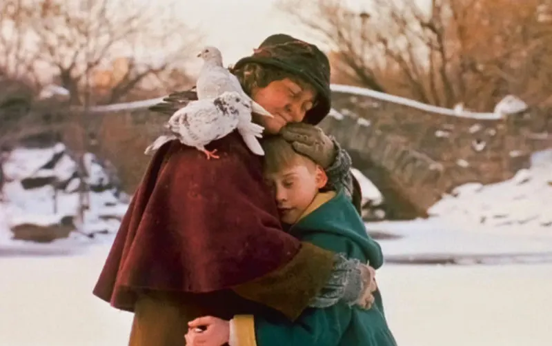 Escena de Mi Pobre Angelito 2 en el Gapstow Bridge en Central Park, el puente de Mi Pobre Angelito en el que conoce a la señora de las palomas. Captura de pantalla de la película
