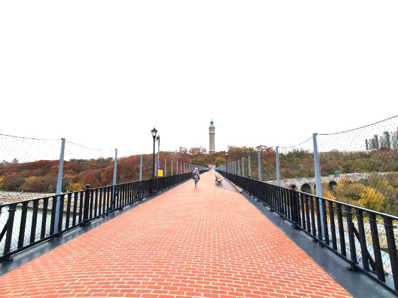 Persona caminando por el High Bridge, el Puente más antiguo de Nueva York que conecta al Bronx con Washington Heights sobre el Río Harlem. Al fondo se ve la torre del agua del antiguo acueducto Old Croton para el cual fue construido el puente (el primer acueducto de Nueva York). Foto de Andrea Hoare Madrid