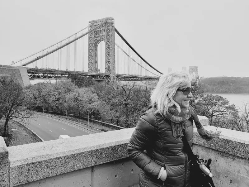 Andrea Hoare fotografiada desde un mirador del Puente George Washington en el Barrio al norte de Manhattan: Washington Heights. Foto de Marina Madrid