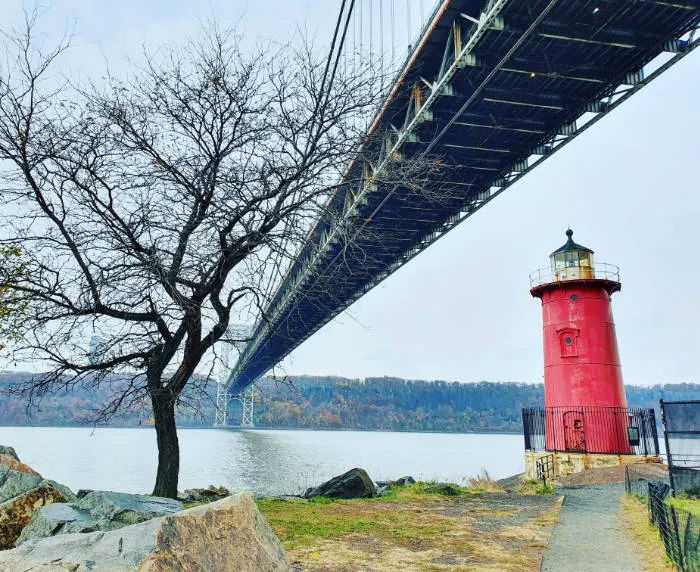 Little Red Lighthouse bajo el Puente George Washington en el barrio de Nueva York Washington Heights - Foto de Andrea Hoare Madrid