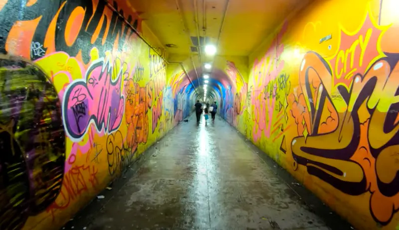 Tunel de la Estación 191st Street Station in Washington Heights, de la Línea 1 del metro. Captura de pantalla del video https://www.youtube.com/watch?v=T5Ch9SOU7o0&ab_channel=ActionKid