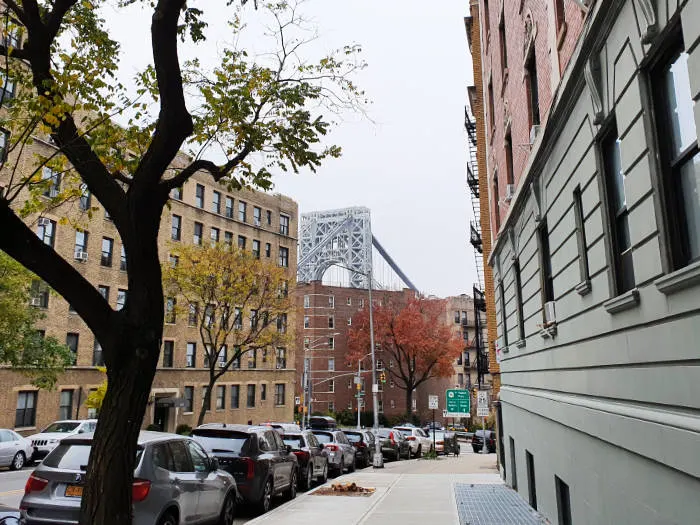 Cúspide de una torre del Puente George Washington visto desde una calle de Washington Heights. Foto de Andrea Hoare Madrid