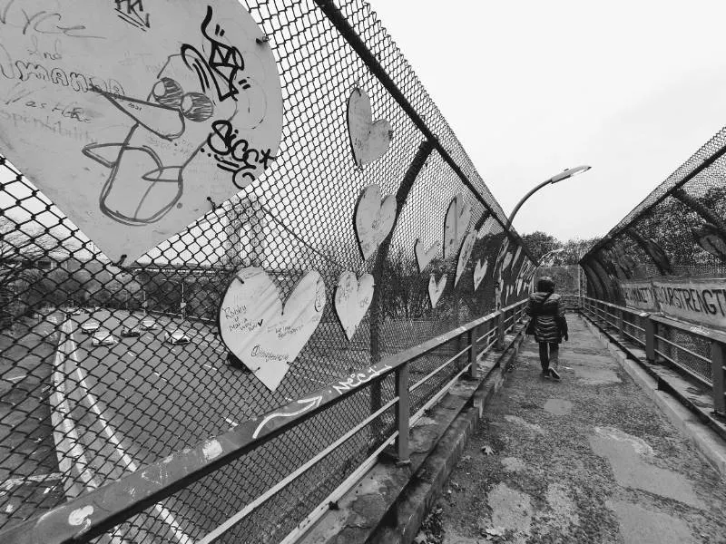 Pasarela peatonal en Washington Heights sobre la Henry Hudson Parkway, conocida comúnmente como la West Side Highway. Caminata hasta el Parque Fort Washington. Foto en blanco y negro de Andrea Hoare Madrid