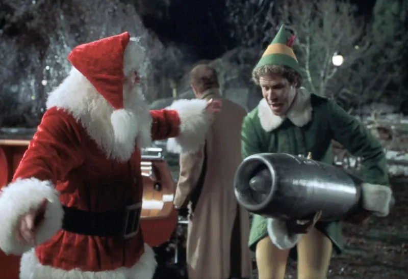 Captura de pantalla de Elf -Will Ferrell- ayudando a arreglar el trineo de Santa Claus en Central Park.