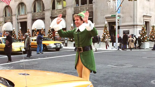 Elf, el personaje de Will Ferrel, a punto de ser atropellado por un taxi en una calle de Manhattan. Fotograma de la película. Articulo sobre las mejores películas filmadas en Nueva York