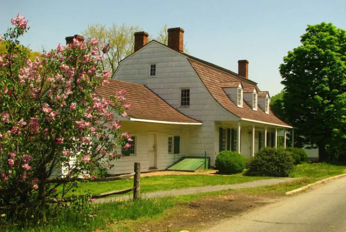 Vista de la Guyon Lake Tysen House en el Museo Histórico de Richmond. Foto del Museo disponible en https://www.historicrichmondtown.org/aboutus
