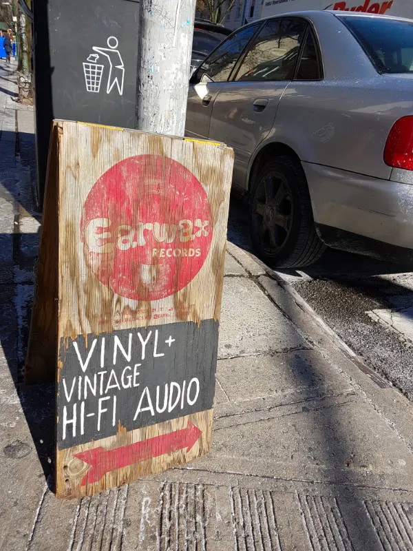 Letrero roñoso y pintado a mano indicando la dirección a la Tienda de vinilos vintage Earwax en Williamsburg Brooklyn. Foto de Andrea Hoare Madrid