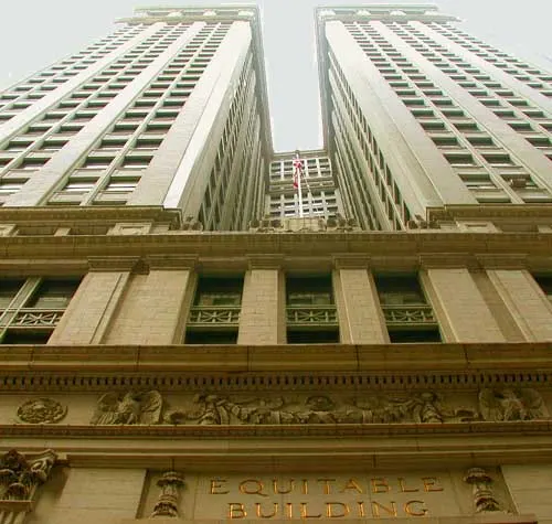 Frente del Equitable Building en el Distrito Financiero de Nueva York, una de las locaciones reales de la película filmada de Nueva York "El Lobo de Wall Street" de Martin Scorsese. Foto con Licencia CC BY-SA 3.0, Disponible en https://commons.wikimedia.org/w/index.php?curid=171409