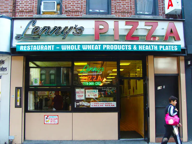 Lennys Pizza en Bensonhurst Brooklyn, pizzería donde come John Travolta en la escena inicial de Saturday Night Fever - Foto de Andrea Hoare Madrid - Películas filmadas en Nueva York