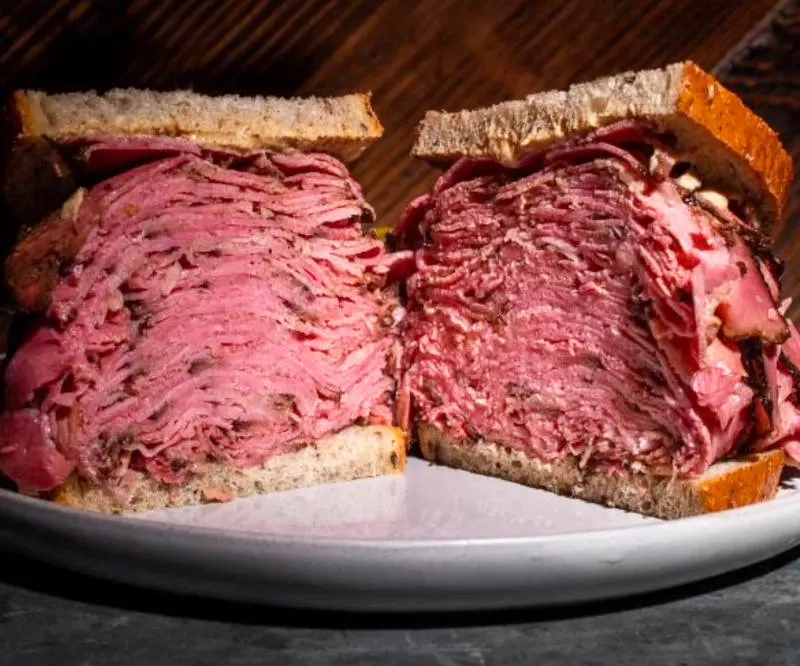 Detalle del Sandwich de Pastrami de medio kilo de Carnegie Deli de venta en el Madison Square Garden. Captura de pantalla de la página oficial https://carnegiedeli.com/pages/madison-square-garden