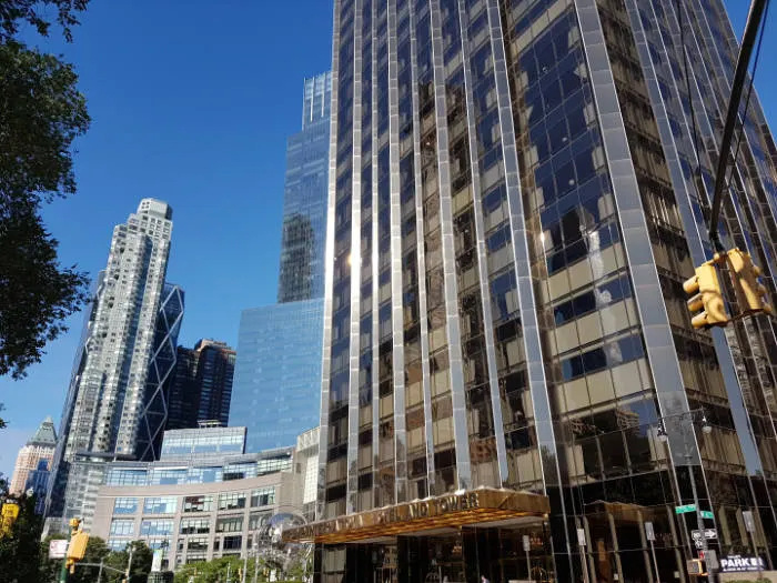 Vista parcial del acceso principal y primeros pisos de la Trump International Hotel & Tower New York en Columbus Circle, Manhattan. Foto de Andrea Hoare Madrid