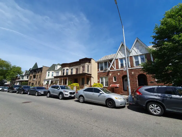 Típicas calles de Bay Ridge, barrio de Brooklyn al que llega le Puente de Verrazano desde Staten Island. Foto Andrea Hoare Madrid