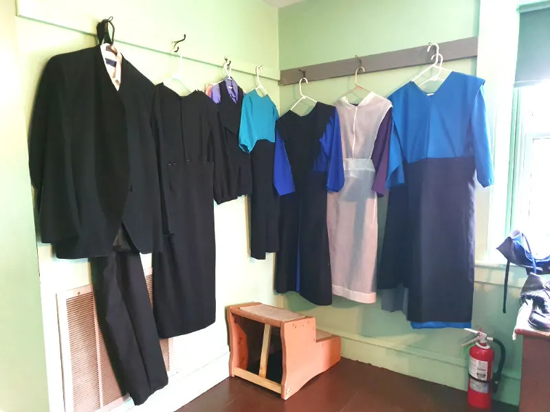 Típicas ropas cuáqueras de los Amish expuestas al interior de una casa del centro de interpretación Amish Village en Lancaster Pensilvania. Foto de Andrea Hoare Madrid.