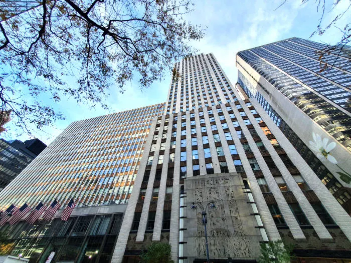 Vista de la fachada del Edificio Daily News en la 42 Street con Segunda Avenida en Midtown East de Manhattan. Es el edificio usado como sede del Daily Planet de la película Superman de 1978. Foto de Andrea Hoare Madrid