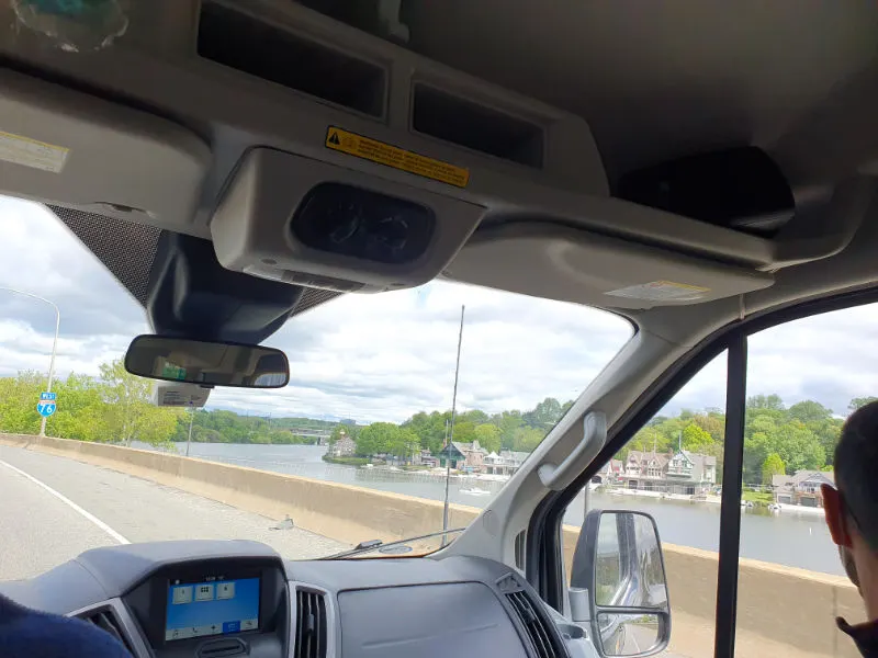 Viajeros llegando a Filadelfia desde Nueva York. Fotografía de Andrea Hoare Madrid tomada desde el interior de un coche de alquiler.