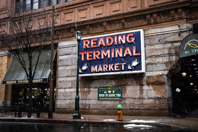 Foto de Dan Mall en Unsplash: Entrada del Reading Terminal Market en Filadelfia.