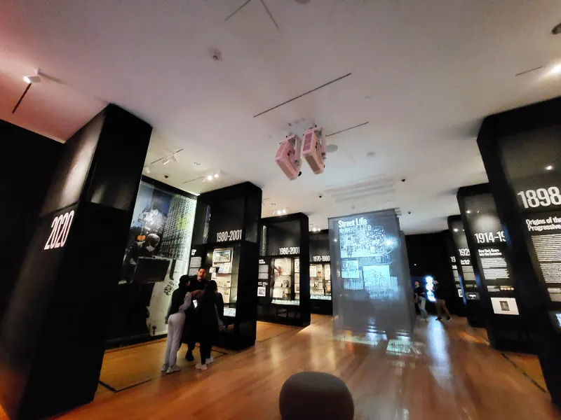 Salon principal de la exposición New York at its core, en la que recorren los 400 años de historia de Nueva York - Foto de Andrea Hoare Madrid
