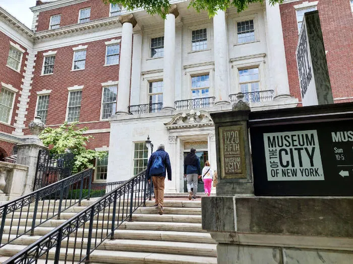 Visitantes entrando al Museo de la Ciudad de Nueva York - Foto de Andrea Hoare Madrid