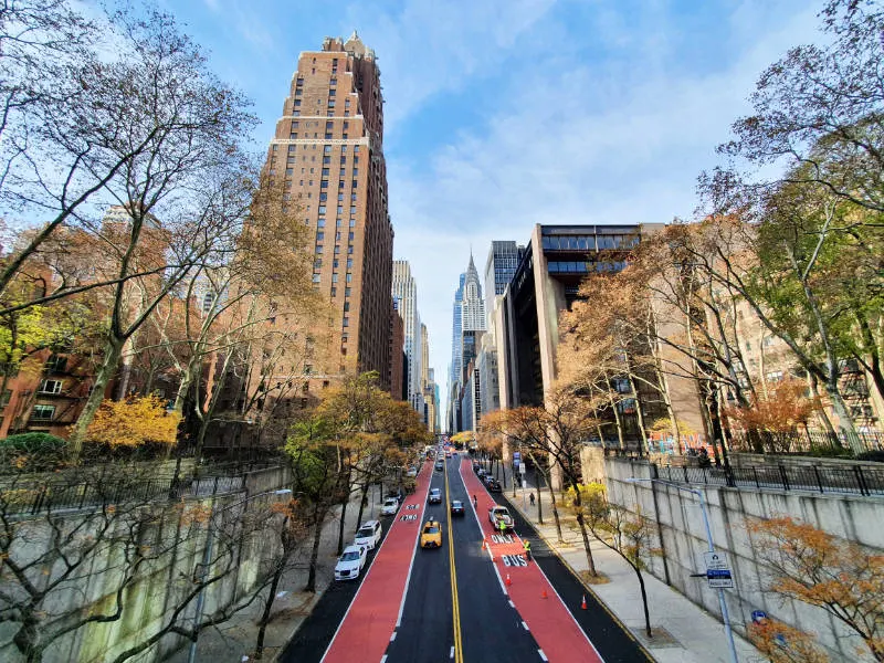 Vista de la calle East 42 en Midtown Manhattan desde el paso nivel de Tudor City sobre la calle. Al fondo a la derecha se ve el Edificio Chrysler. Foto de Andrea Hoare Madrid