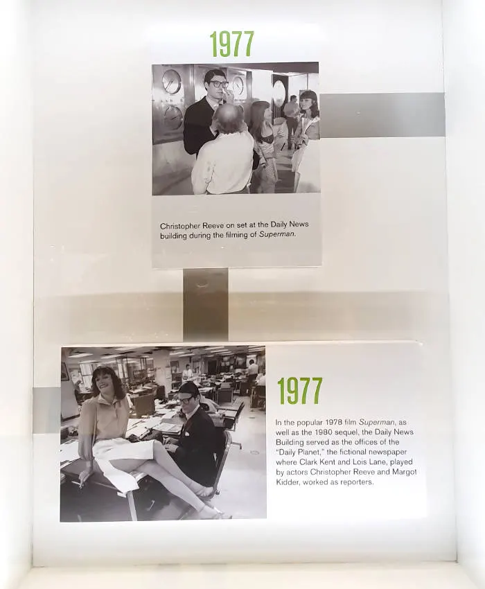 2 fotos tomadas en 1977 durante el rodaje de la película Superman en el edificio The Daily News de Manhattan - Fotos expuestas en el Lobby del edificio (imagen tomada por Andrea Hoare Madrid)