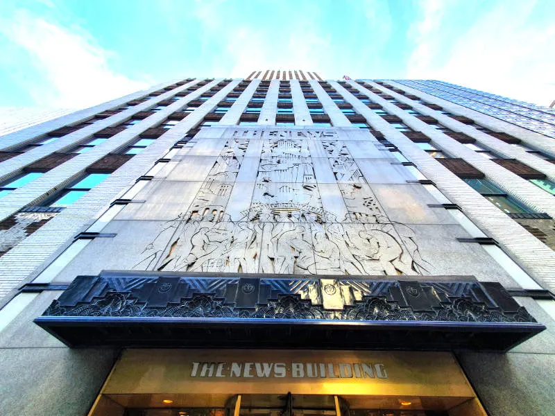 Detalle de la fachada del The Daily News Building en la 42 Street con Segunda Avenida en Midtown East de Manhattan. Es el edificio usado como sede del Daily Planet de la película Superman de 1978. Foto de Andrea Hoare Madrid
