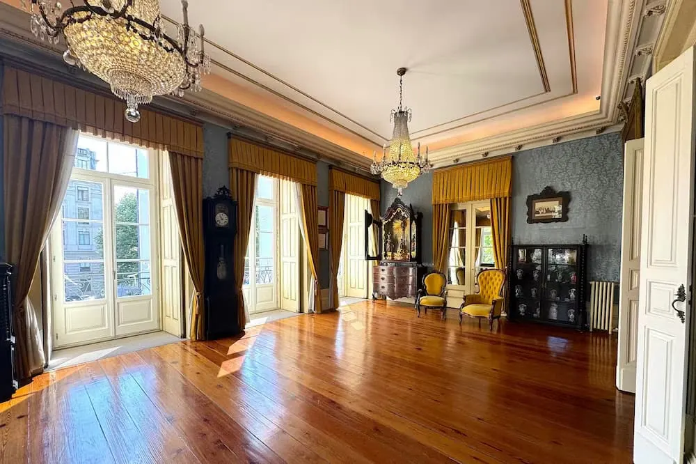 Trindade Noble Hall in Porto, the chandelier-lit room where the Fado show with port wine takes place