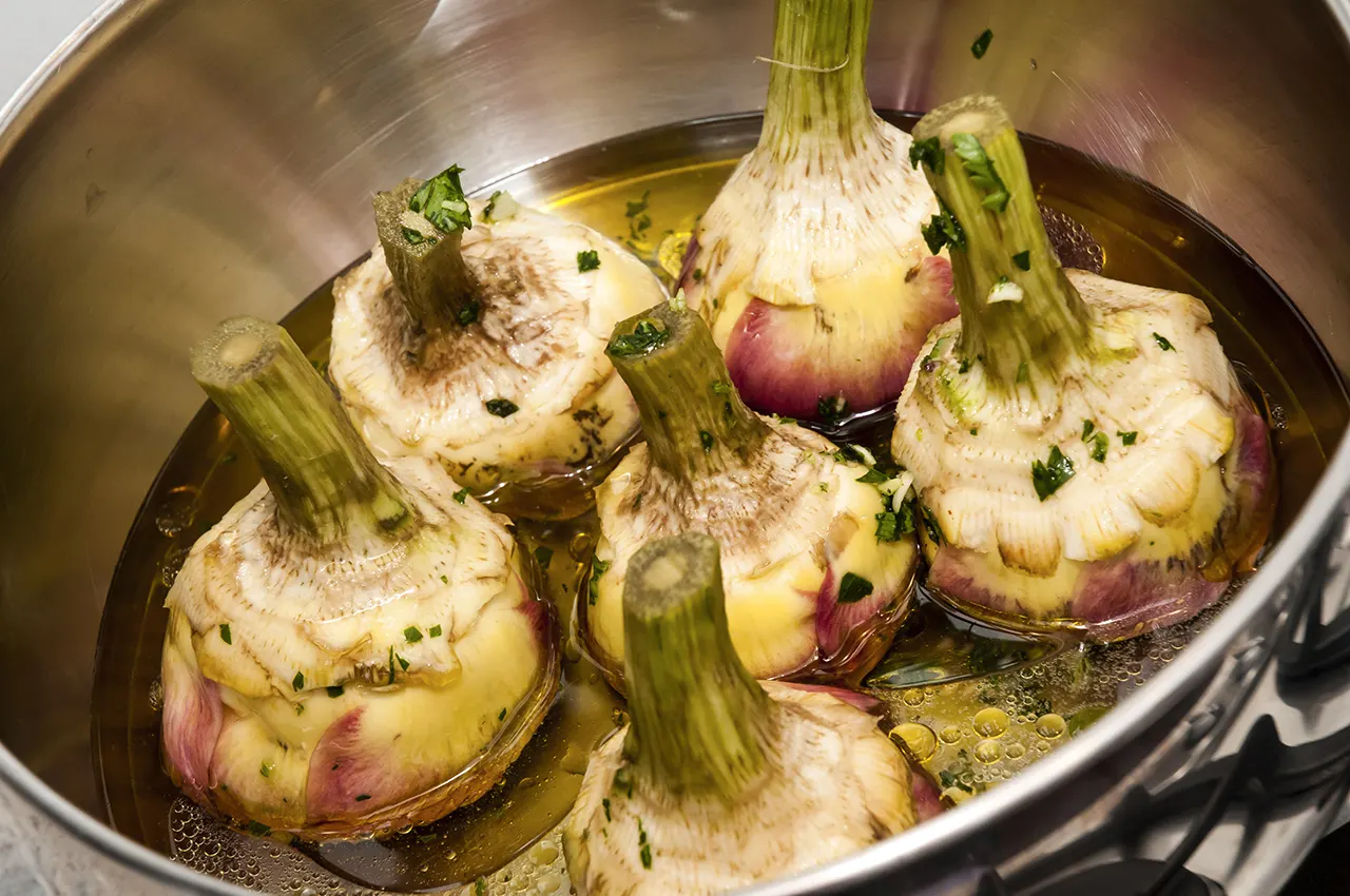 Alcachofas estilo Carciofi alla Giudia en aceite.