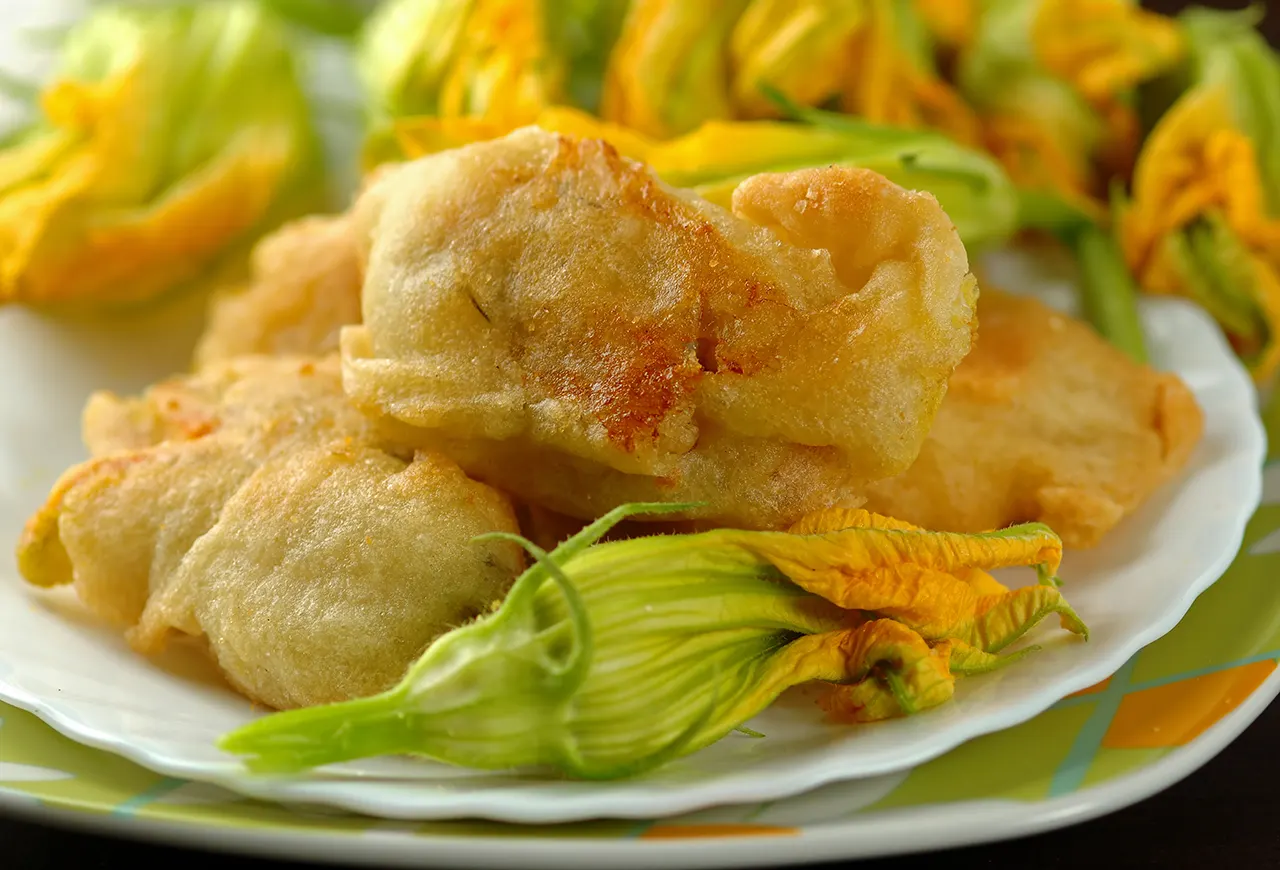 Flores de calabacín rebozadas y fritas en plato