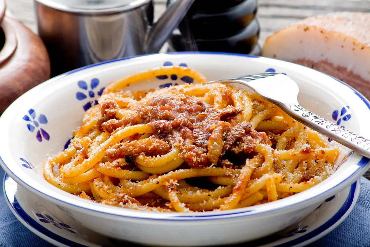 Plato de Pasta all’Amatriciana con guanciale y queso.
