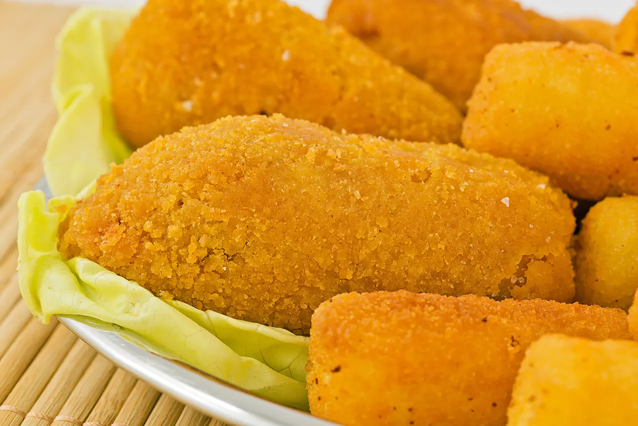 Supplì al telefono crocantes en plato blanco