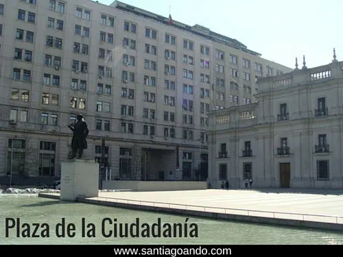 Plaza de la Ciudadanía Barrio Cívico de Santiago de Chile. Foto de Andrea Hoare Madrid. Guía Santiagoando