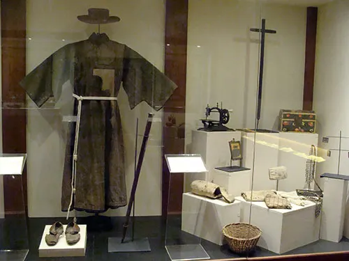 Objetos personales de Fray Andresito en el museo de la recoleta franciscana en Santiago. Santiagoando
