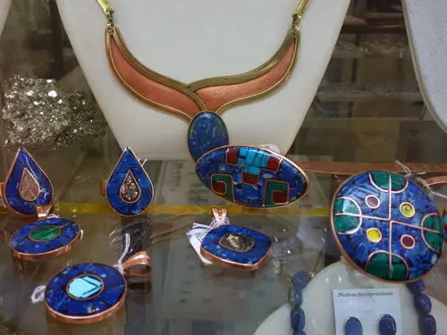 Tiendas del Patio Bellavista: Joyas de lapizlázuli. Guía de Santiago Santiagoando - Foto de Andrea Hoare Madrid