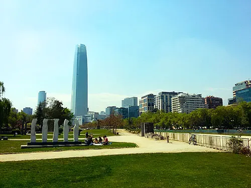 Costanera Center visto desde el Parque de las Esculturas. Santiago Oriente. Guía Santiagoando Foto de Andrea Hoare Madrid