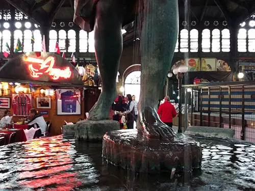 Fuente del Mercado Central, en la Guía de qué ver en Santiago - Foto de Andrea Hoare Madrid - Santiagoando