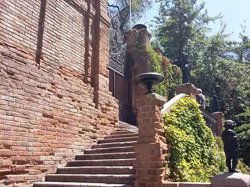 Centro de Eventos Castillo Hidalgo en el Cerro Santa Lucia. Foto de Andrea Hoare Madrid. Guía de Santiago Santiagoando
