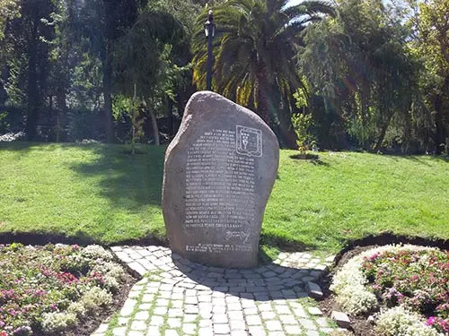 Monumento a la fundación de Santiago en los faldeos del Cerro Santa Lucia, vereda norte de la Alameda. Foto de Andrea Hoare Madrid. Guía Santiagoando