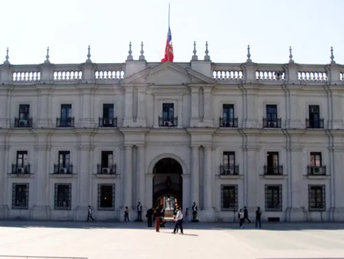 Entrada peatonal al Palacio de la Moneda ubicada en la Plaza de la Ciudadanía. Guía de Santiago de Chile Santiagoando